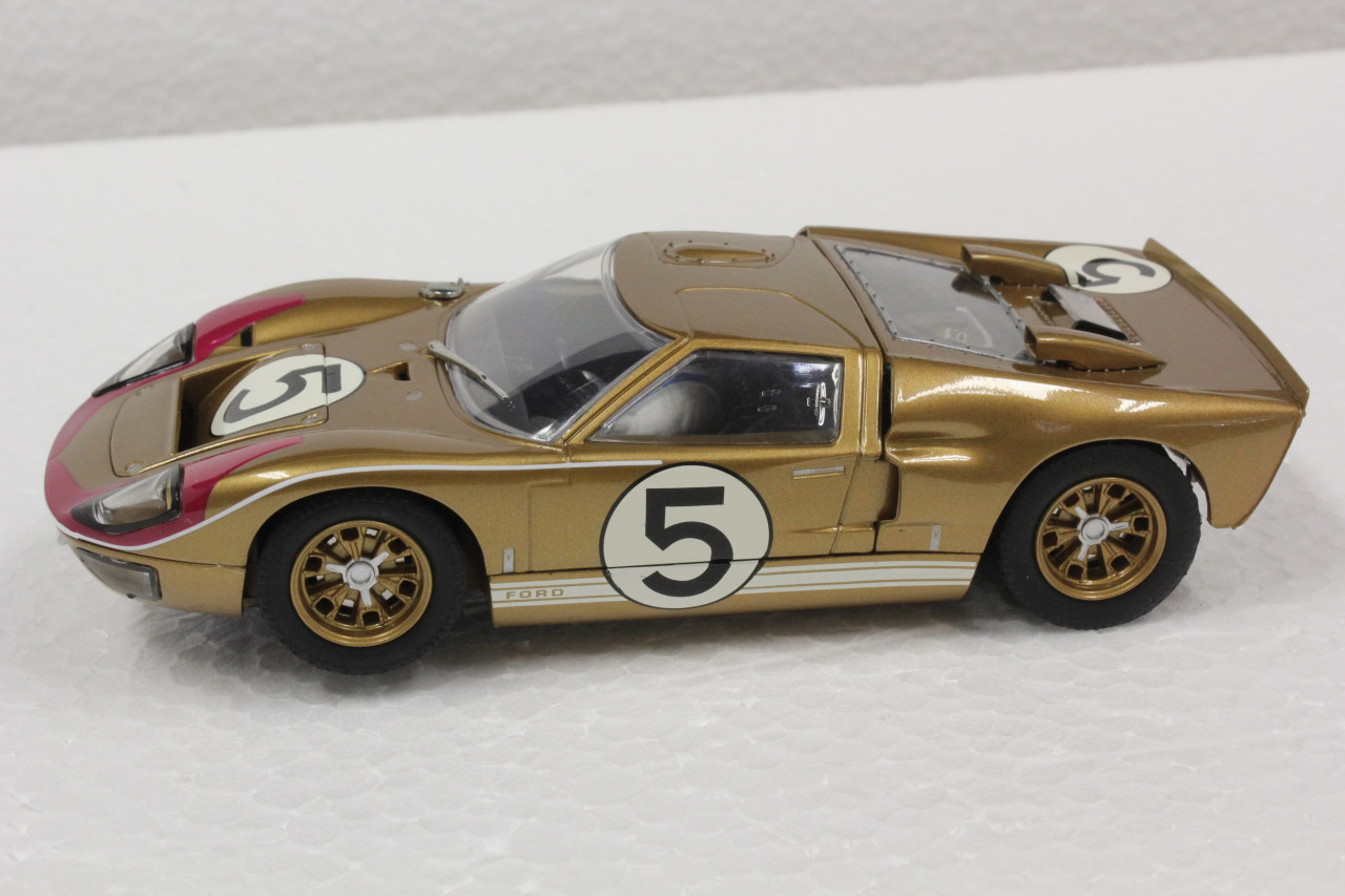 C2465 Scalextric Ford GT MKII Le Mans 1966 Gold, #5 1:32 Slot Car