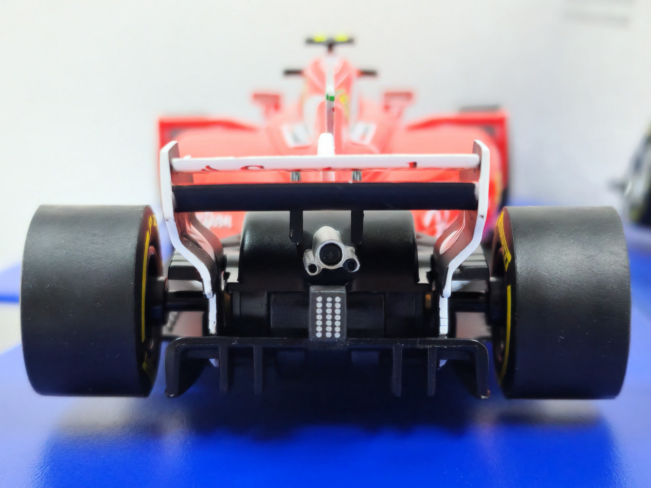 Miniatura F1 Ferrari SF70H k. Raikkonen (2017) 1/18 Bburago em Promoção