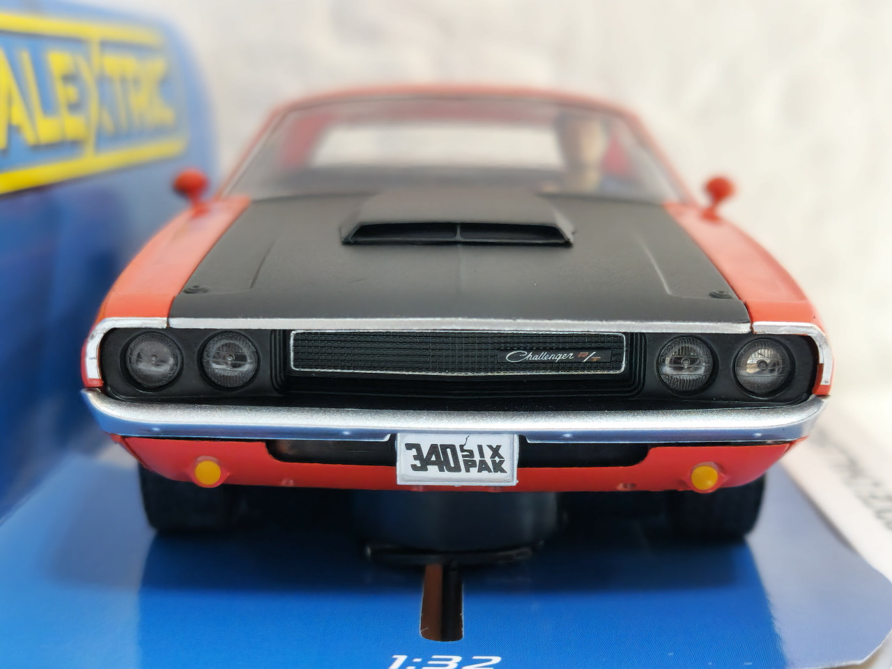 SEC4065 Carrera Digital 132/Scalextric Dodge Challenger Red