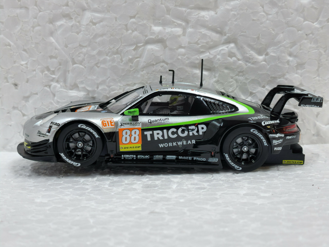 Carrera Digital 132: la Porsche 911 RSR Proton Competition #88 - slot cars  passion