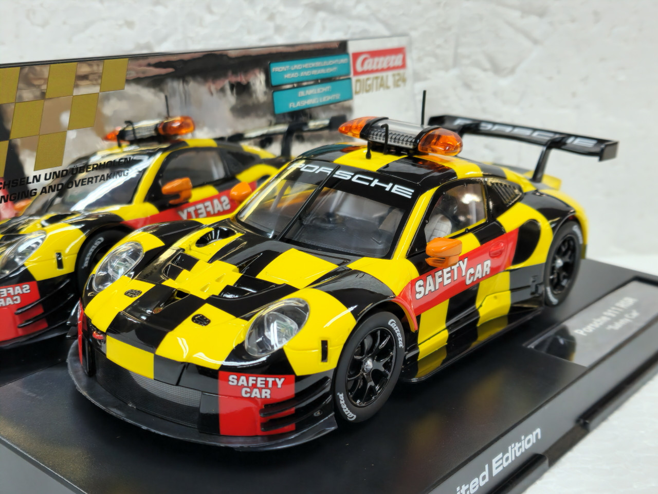 23924 Carrera Digital 124 Porsche 911 RSR Safety Car 1:24 Slot Car