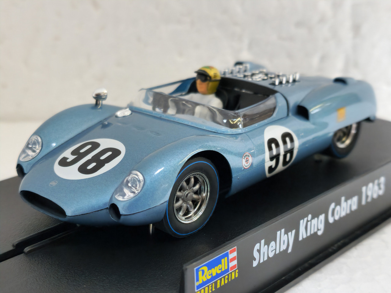 超人気Revell Monogram 1/32 Shelby Cobra Daytona Coupe Sebring \'65(画像参照：箱は薄い透視紙で覆われ開封。新品です） 車体