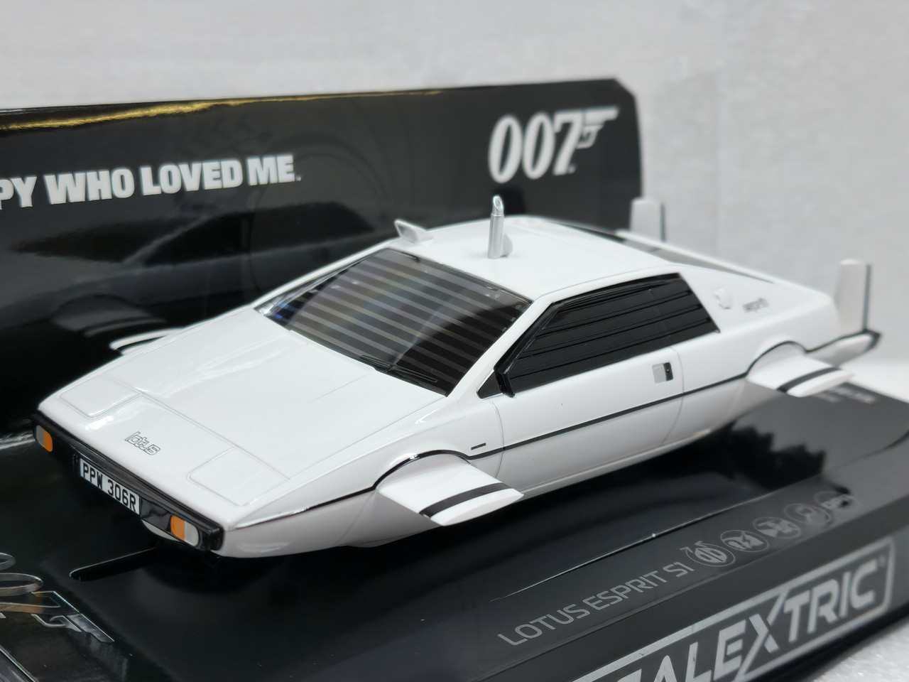 C4359 Scalextric James Bond Lotus Esprit S1 - The Spy Who Loved Me 'Wet  Nellie' 1:32 Slot Car