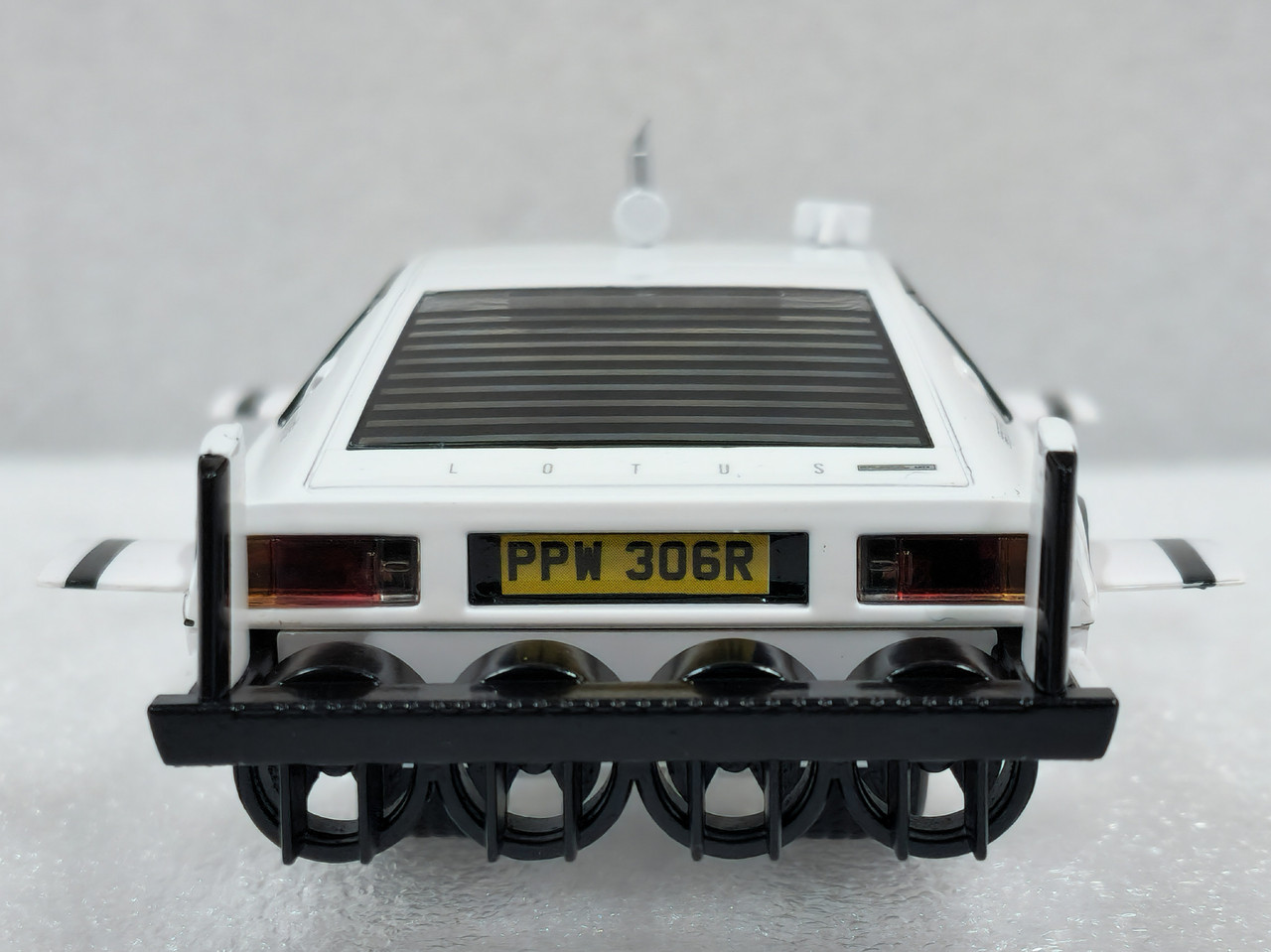 C4359 Scalextric James Bond Lotus Esprit S1 - The Spy Who Loved Me 'Wet  Nellie' 1:32 Slot Car