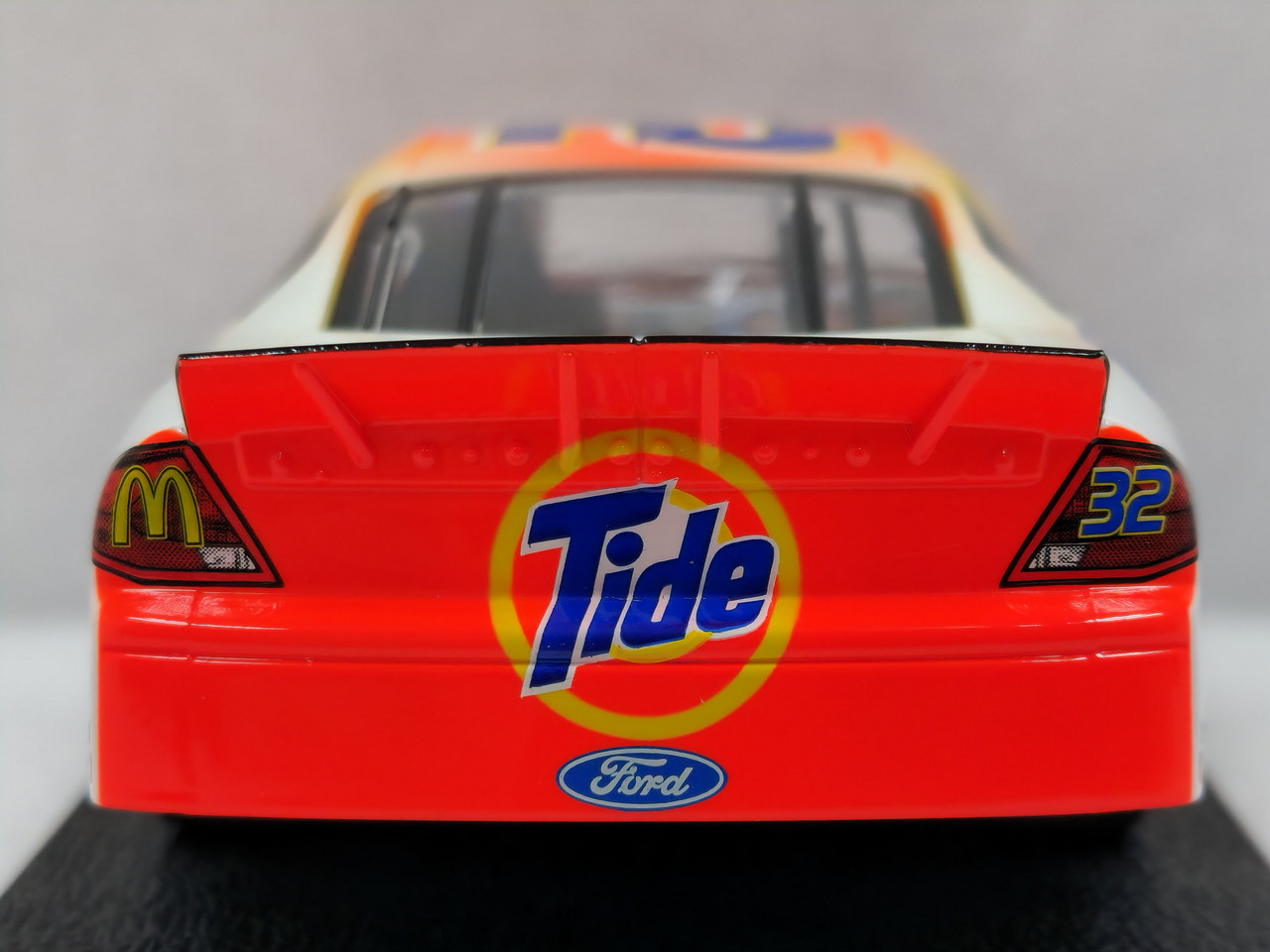 C2346 Scalextric Ford Taurus NASCAR Tide - Ricky Craven, #32 1:32