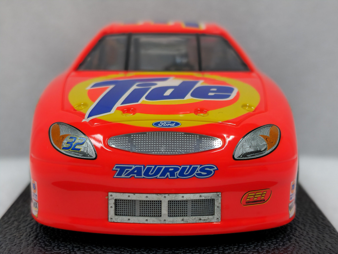 C2346 Scalextric Ford Taurus NASCAR Tide - Ricky Craven, #32 1:32