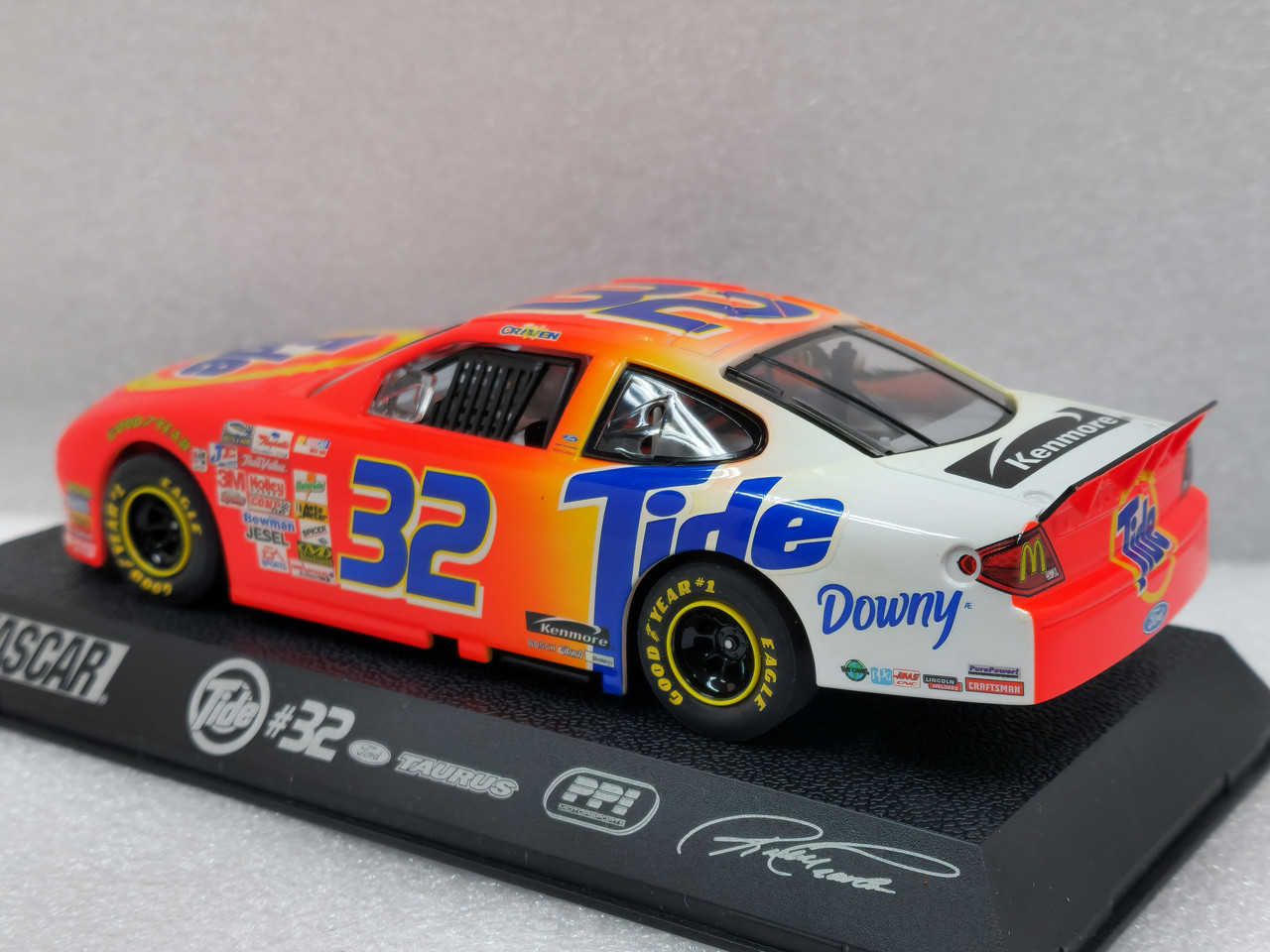 C2346 Scalextric Ford Taurus NASCAR Tide - Ricky Craven, #32 1:32