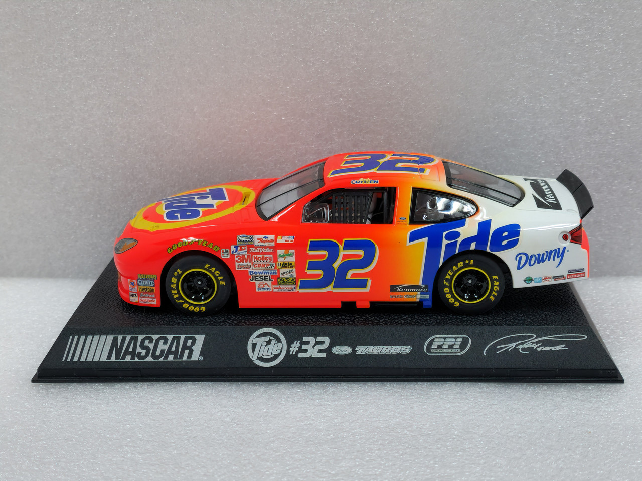 C2346 Scalextric Ford Taurus NASCAR Tide - Ricky Craven, #32 1:32