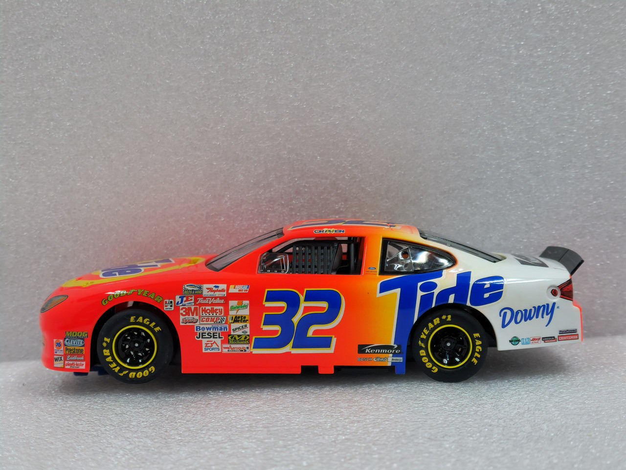 C2346 Scalextric Ford Taurus NASCAR Tide - Ricky Craven, #32 1:32