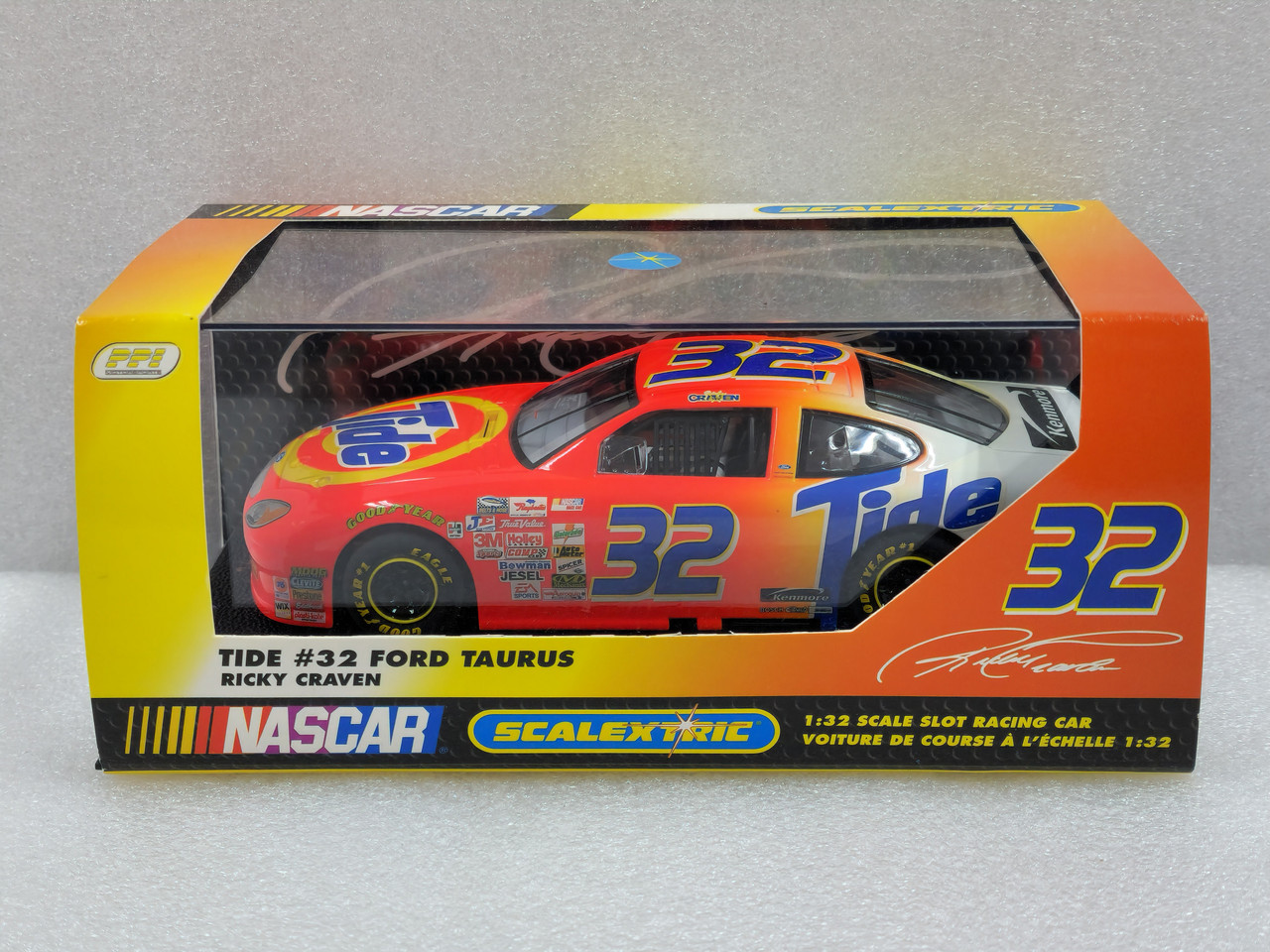 C2346 Scalextric Ford Taurus NASCAR Tide - Ricky Craven, #32 1:32