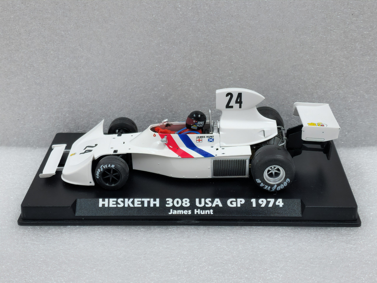 A2033F Fly Hesketh 308 F1 USA GP 1974 w/James Hunt Figure, #24 1