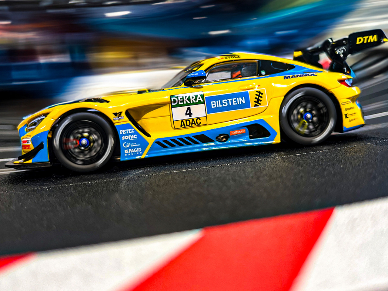 32014 Carrera Digital 132 Mercedes AMG-GT3 Mercedes-AMG Team HRT