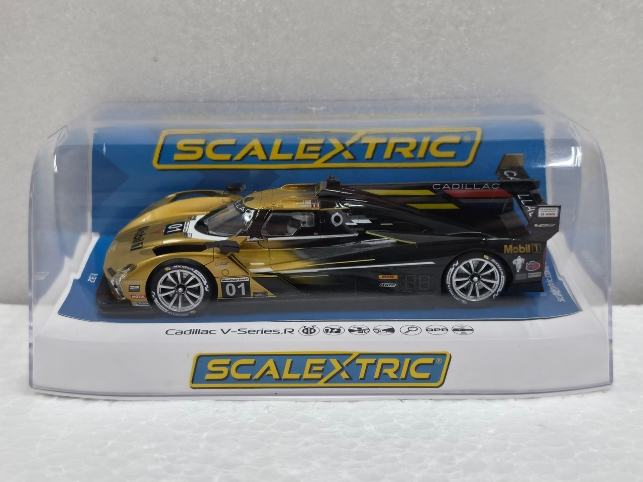 C4586 Scalextric Cadillac V-Series.R - Cadillac Racing - 12 Hours