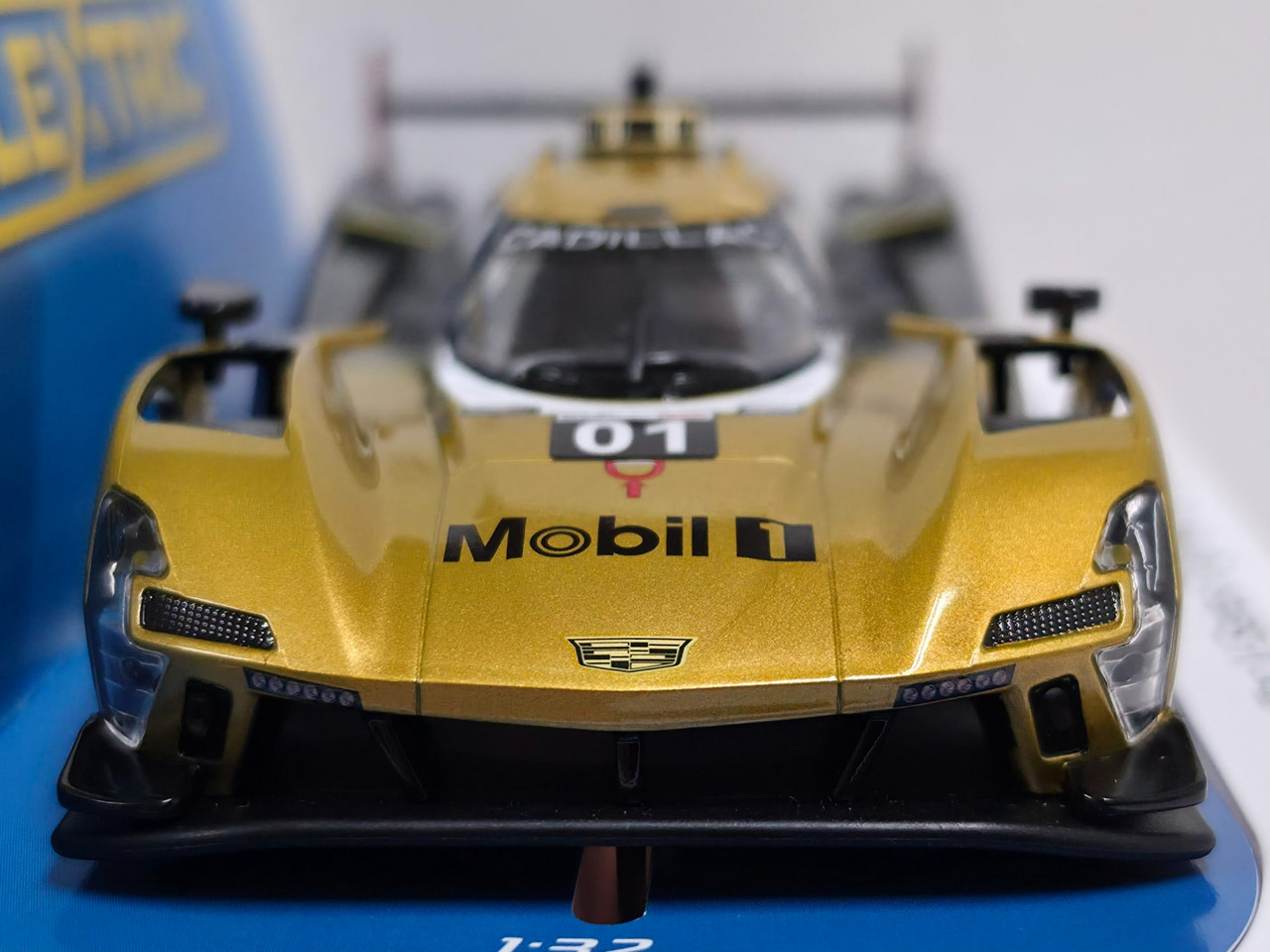 C4586 Scalextric Cadillac V-Series.R - Cadillac Racing - 12 Hours
