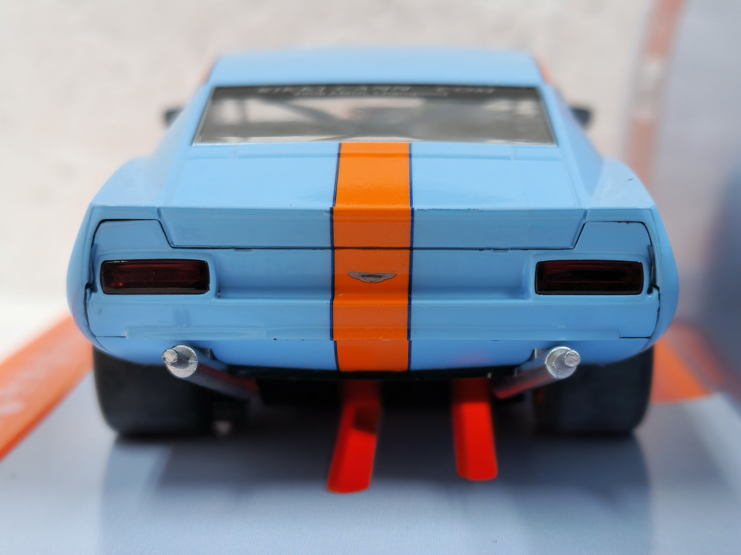 Scalextric C4209 Aston Martin V8 Gulf – Voiture Slot 1/32, édition Rikki Cann Racing, Orange Et Bleu