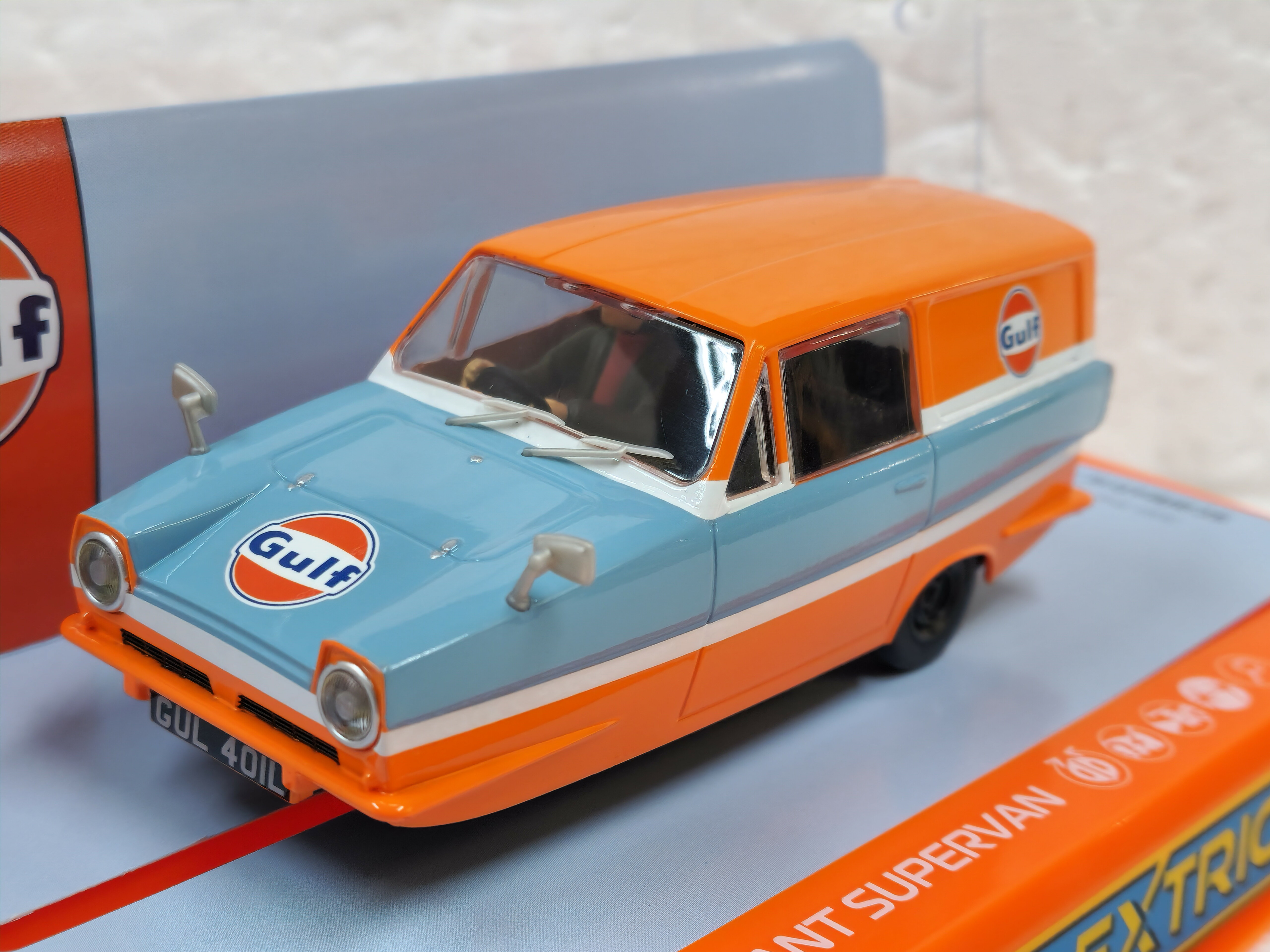 カルカラレルカ C4193 Scalextric Reliant Regal Van - Gulf Edition 1:32 Slot Car