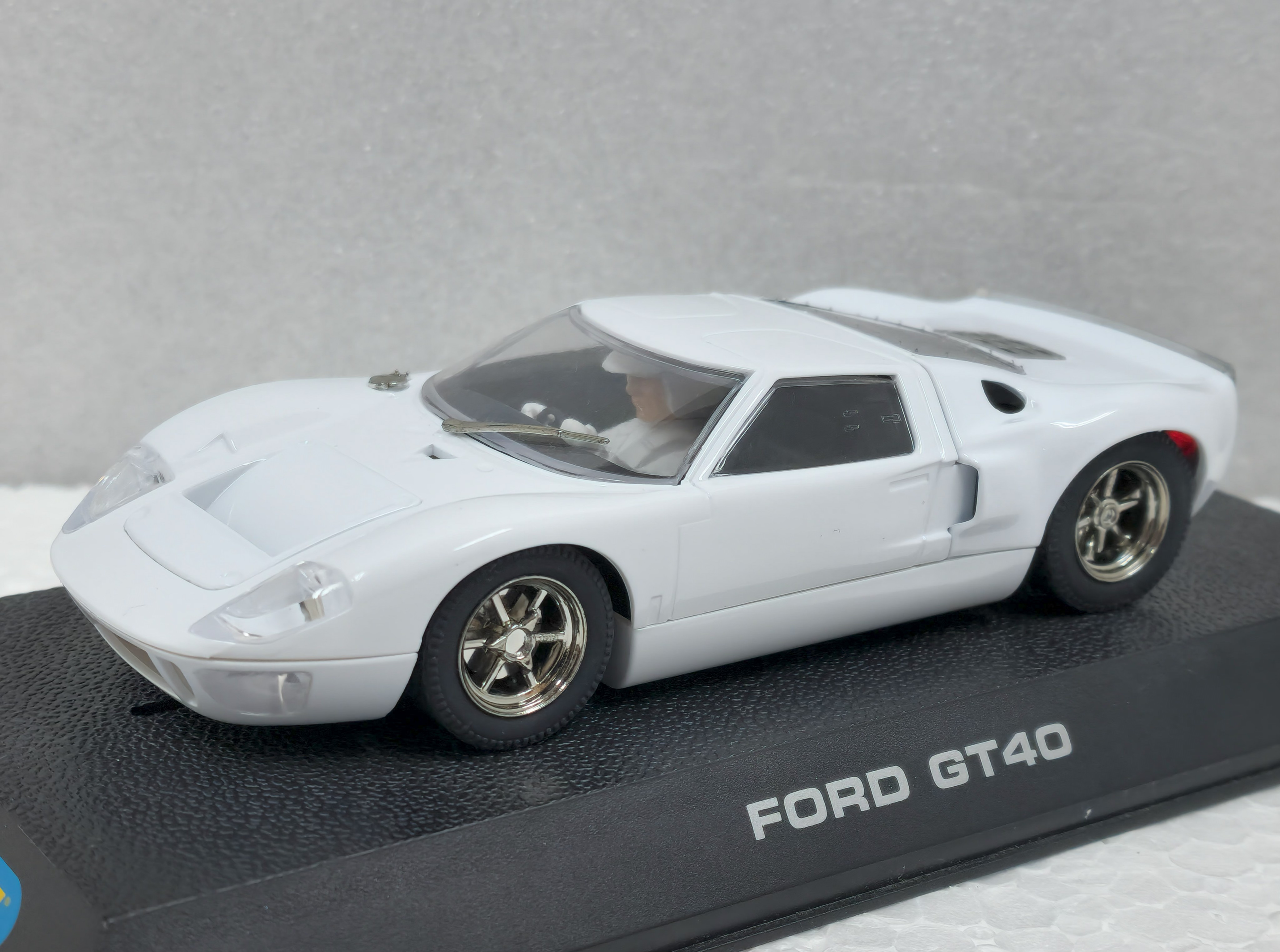 C2472 Scalextric Ford GT40 Mk II Plain White 1:32 Slot Car - Great