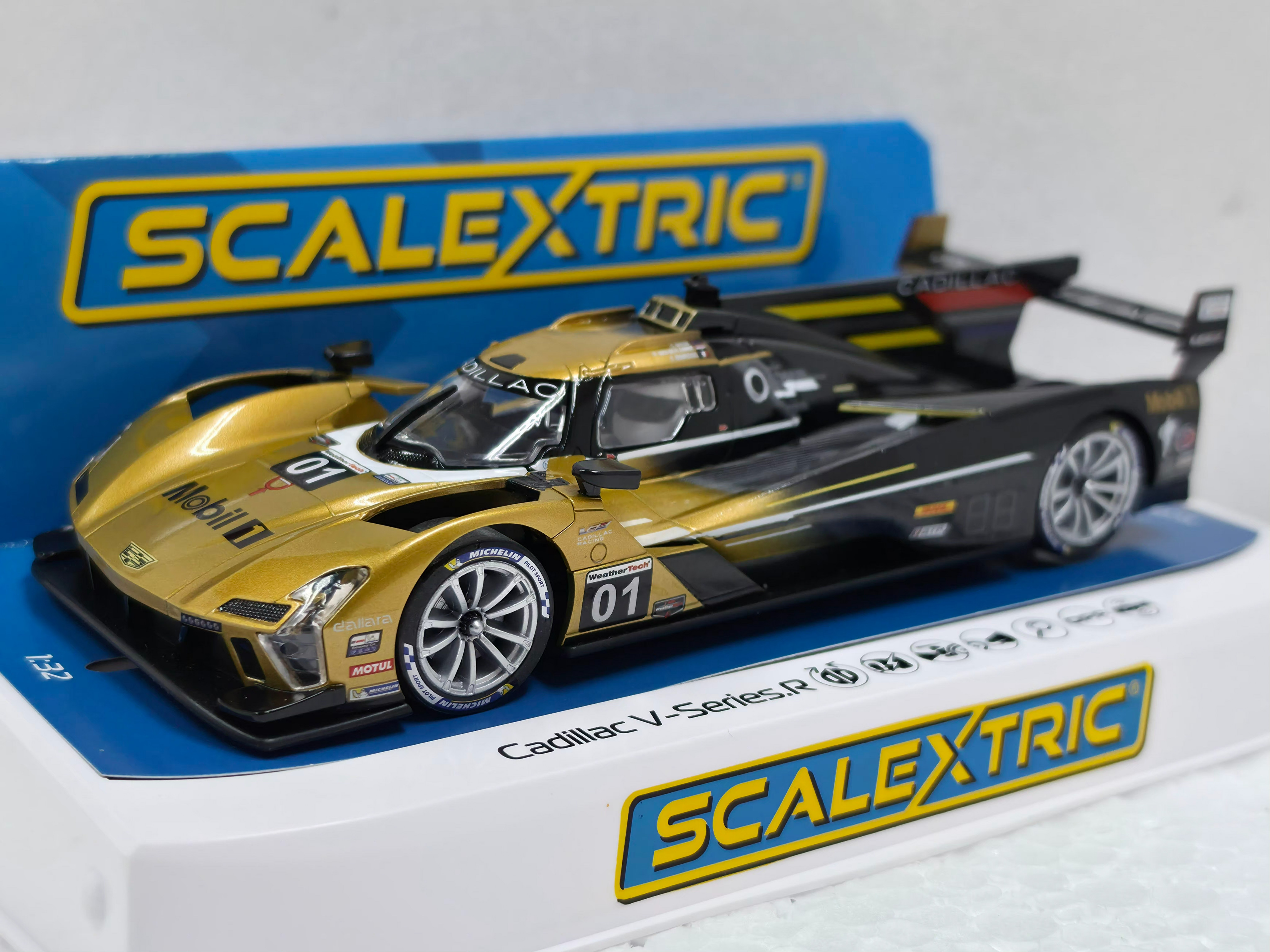 Scalextric 型番:C2565 C4586 Scalextric Cadillac V-Series.R - Cadillac Racing - 12 Hours
