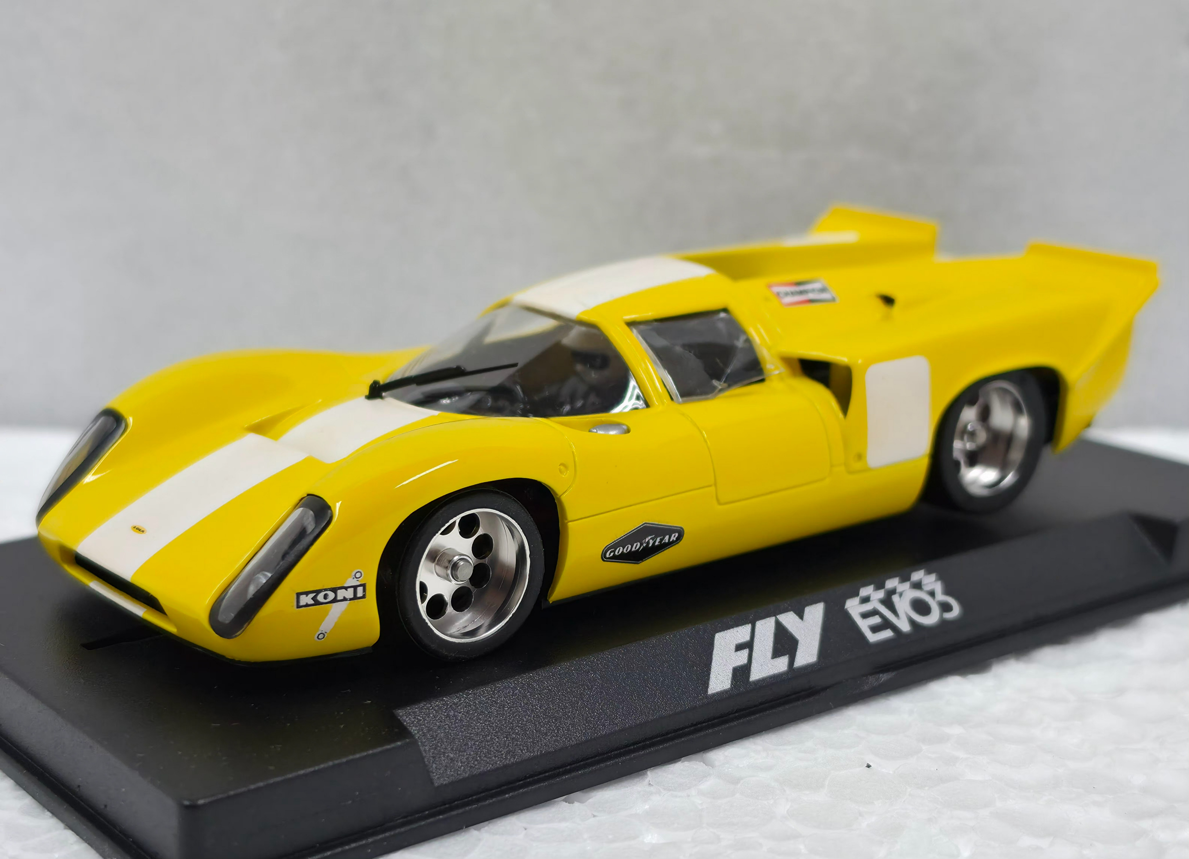 R2007R2 Fly Lola T70 MkIII EVO3 Yellow with Scaleauto Parts 1:32