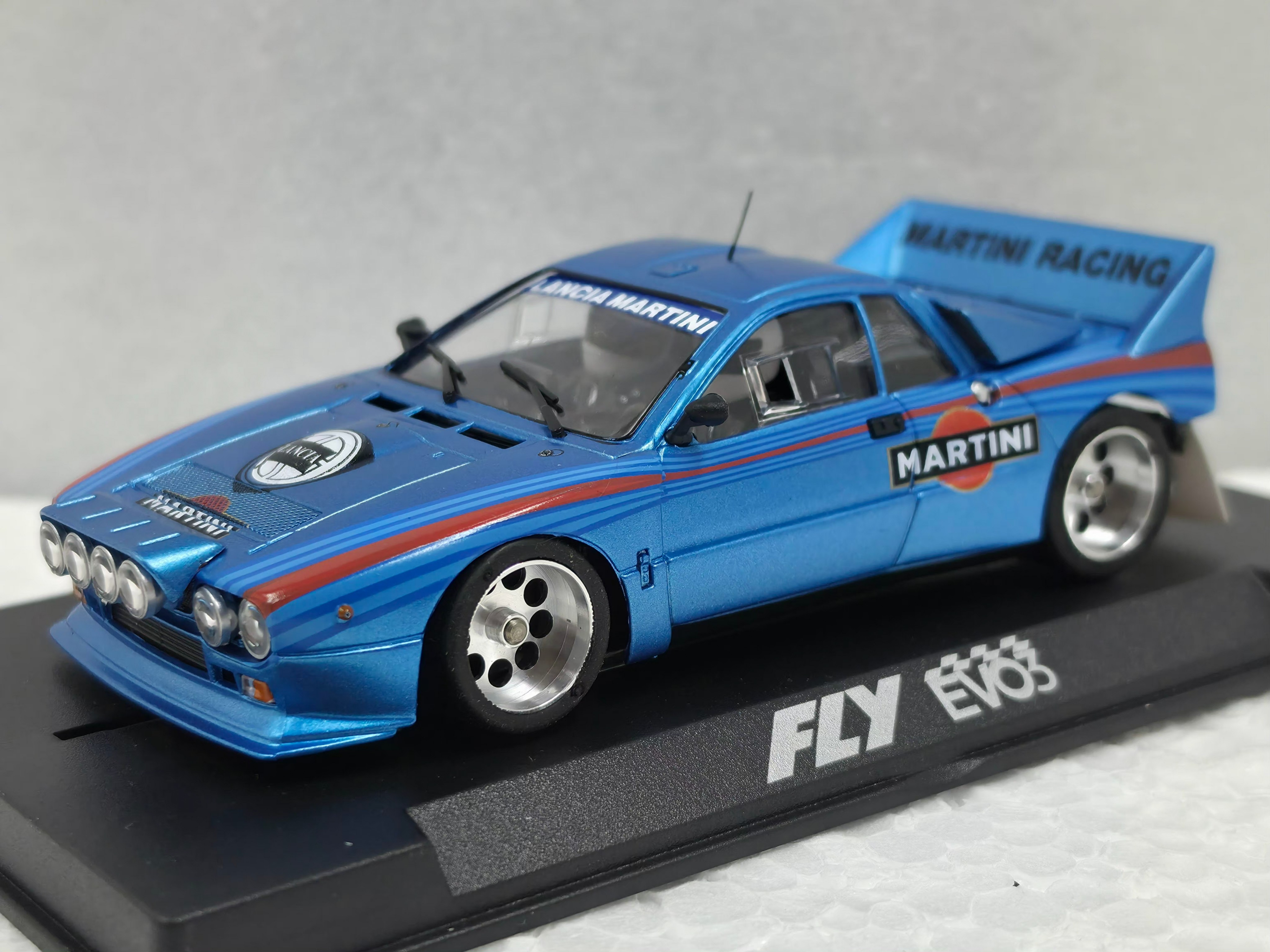 FLYR2001R3__70577.1786098115.