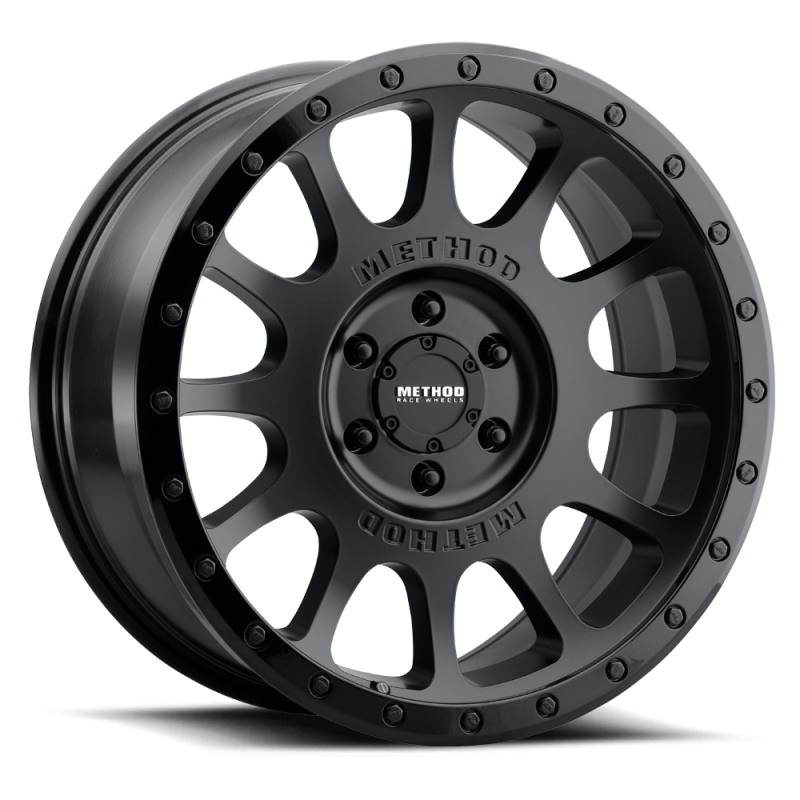 Method MR305 NV 18x9 18mm Offset 8x170 130.81mm CB Matte Black/Gloss Black Lip Wheel - MR305890871018 Photo - Close Up