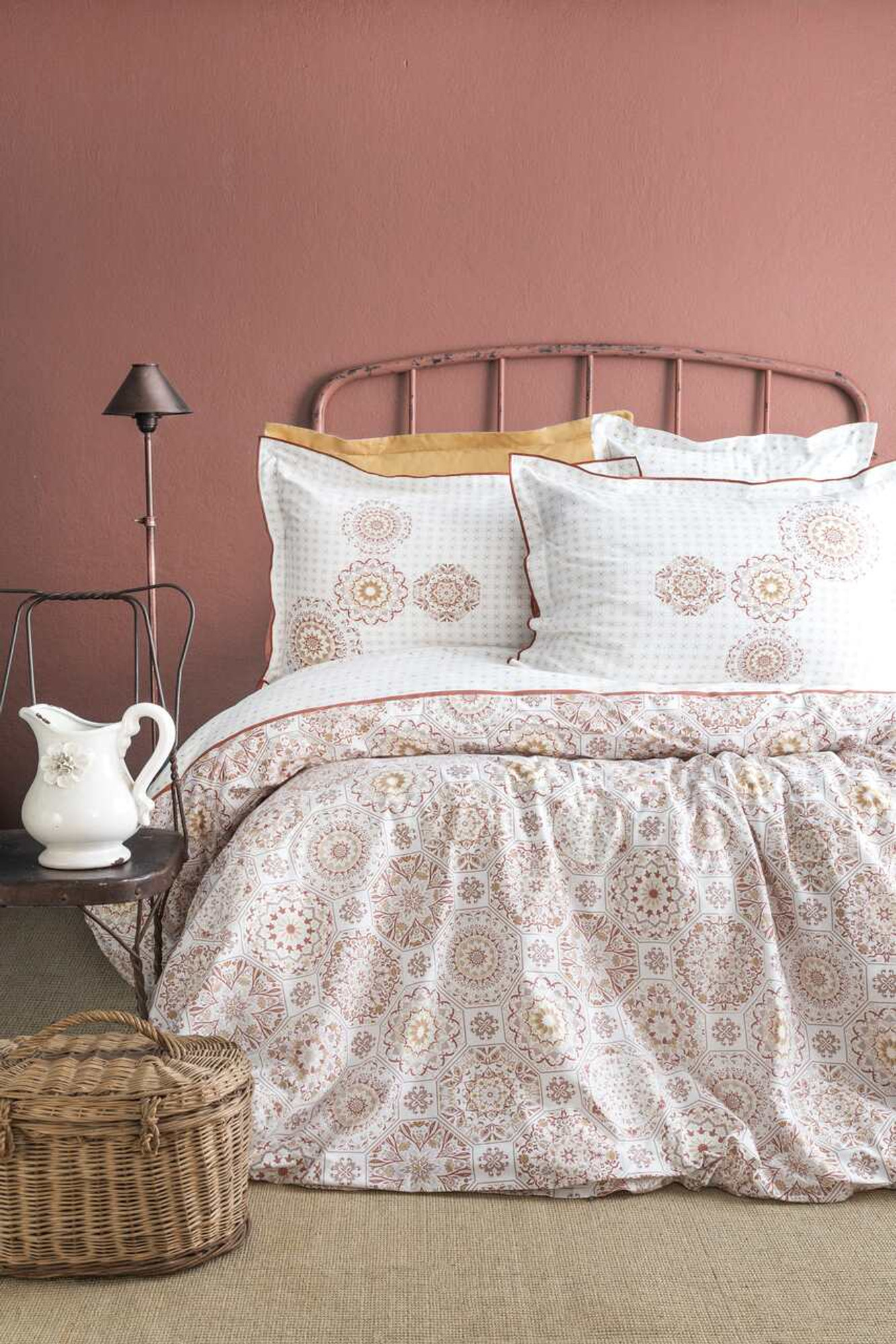 Celeste Mercan - Reflexii de chihlimbar și filigran