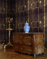 THE SWAN Dark Wallpaper (WP20200) by Mind The Gap | WP20200 | PREMIUM DESIGNER WALLPAPER COLLECTION | 3 rolls x 20.5 x 118.1 in | 0.52m / 20.5in | 3m / 118in | 4.65mp | 62cm / 24.4in | Anthracite, Yellow | Non-woven | Paste the wall | 3-rolls in a box | Fabric Carolina | https://www.fabriccarolina.com/