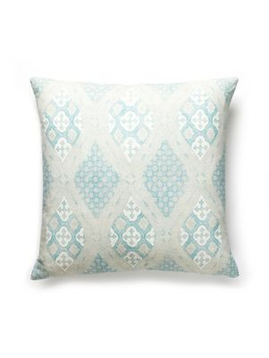 <p>Farrah Print Pillow 22 X 22 - Misty Island SCFARRPILL0001 by Scalamandre Pillows</p><p><strong>Required Minimum Quantity Purchase: Product</p><p>Book: PACIFICA</p><p>Content: 53% LINEN 35% COTTON 12% NYLON</p><p>Origin: U.S.A.</p><p>Performance: MEDIUM DUTY</p><p>Repeat: Horizontal: 11" and Vertical: 13.75"</p><p>Width: 0</p>