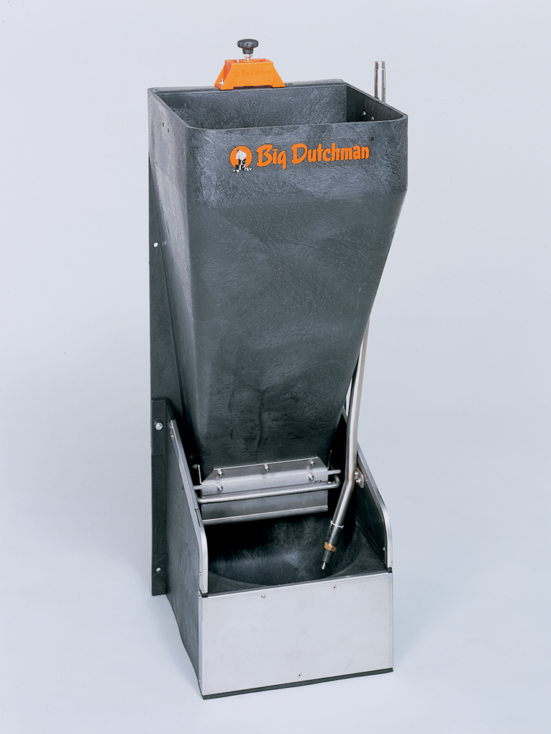 Important Advantages: SinglePorc IV
1 feeder for up to 12 pigs with a weight starting approximately from 55 lbs
Integrated trough dispenser to moisten the feed
Trough pan with a stainless steel edge for a long service life
Made of recyclable plastic and stainless steel
60 liter hopper
Easily-accessible dispensing lever for feed adjustment in 8 increments
Unobstructed view into the feed trough for ideal monitoring