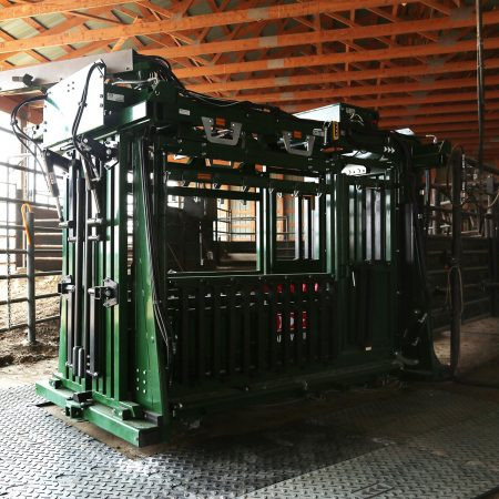 The General offers the access you need in a heavy-duty hydraulic chute. With 8 drop-down access panels, a dedicated pour-on area, split bottom access gates for safe and easy access for semen testing or nursing calves, an XL Vet Cage, and emergency access as standard features, The General takes cattle access to a whole new level.
