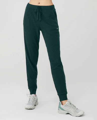 https://cdn11.bigcommerce.com/s-kkqtn7nqjc/products/11542/images/61299/187b832eALO-Muse-Sweatpant-W5784R-MidnightGreen__53863.1680035073.386.513.png?c=1