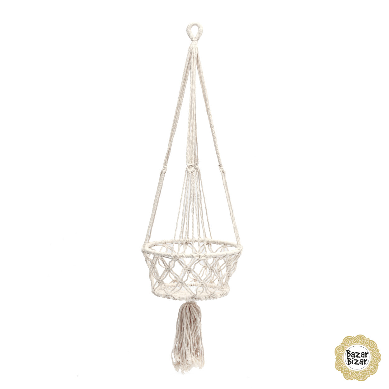 Een macrame hangmand in het wit met onderaan een grote tassel.