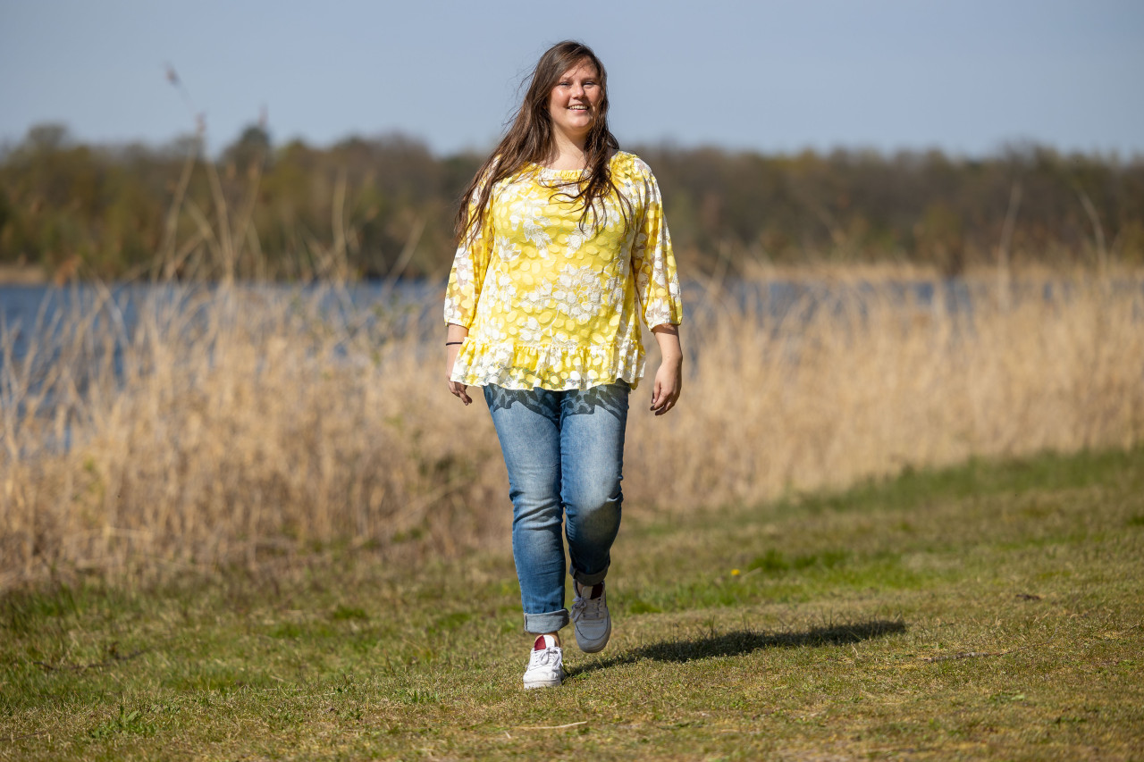 Mooie, aanpassende verwassen jeans in lichtere blauwe kleur verkrijbaar in maat 40 tot en met maat 50 van het merk Purple Lily, hier gecombineerd met een gele top.