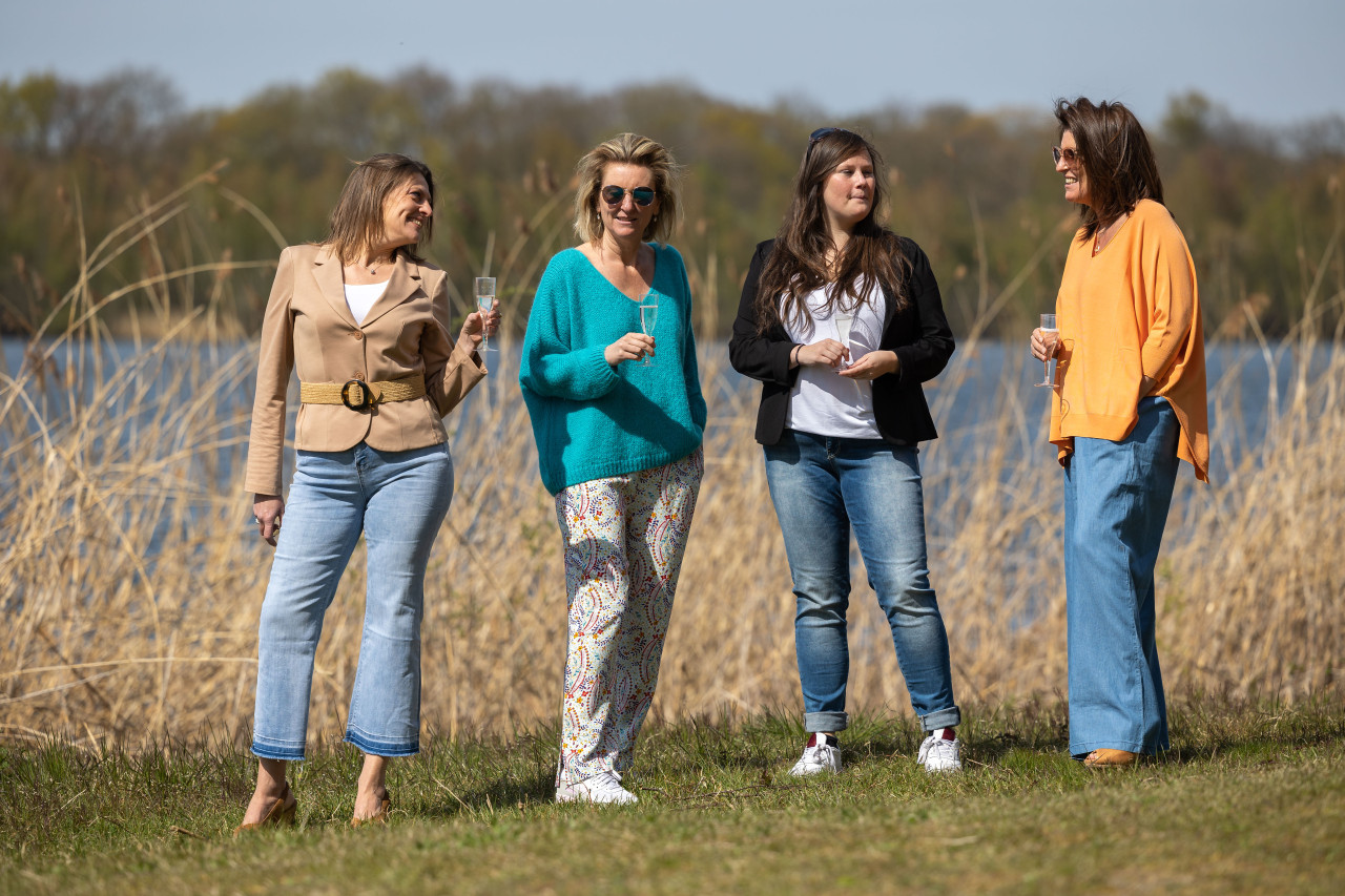 De zwarte blazer gedragen met witte top op een fit jeans. Ook de blazer in de kleur cappuccino wordt hier op een cropped flared jeans gedragen.
Verkrijgbaar van maat 40 tot en met maat 48.