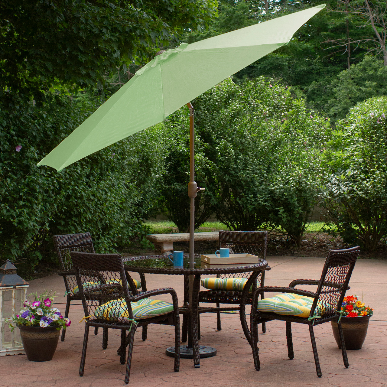 christmas patio umbrella Safavieh 9 ft. Venice Single Scallop Crank Outdoor Push Button Tilt Red & White night chats with friends and loved ones LED Umbrella Display - 320L