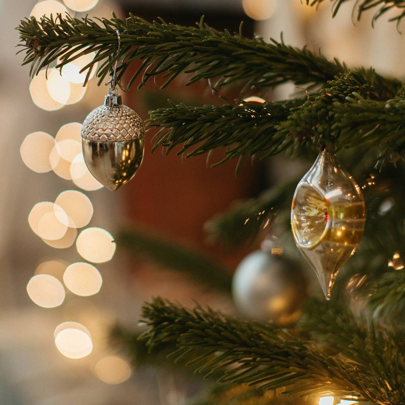 4 Ways to Make an Inexpensive Christmas Tree Look Amazing