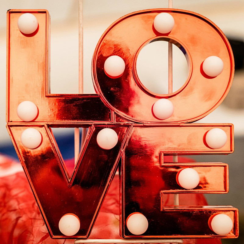 Warm Up Your Love Nest with Cheerful Valentine’s Day Decor
