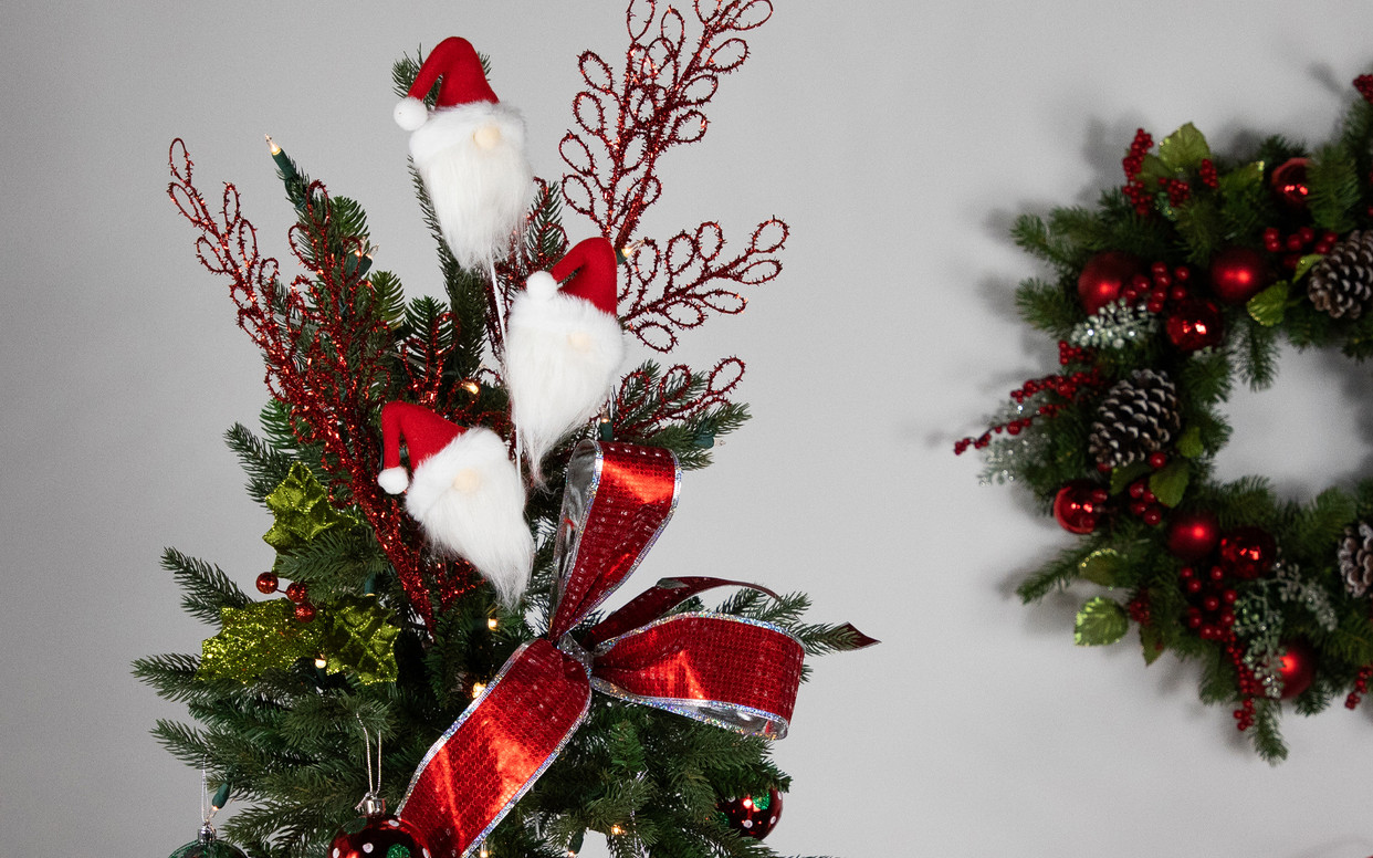 Uncovering the Decorator's Secret: How to Use Christmas Tree Picks and  Sprays - Christmas Central