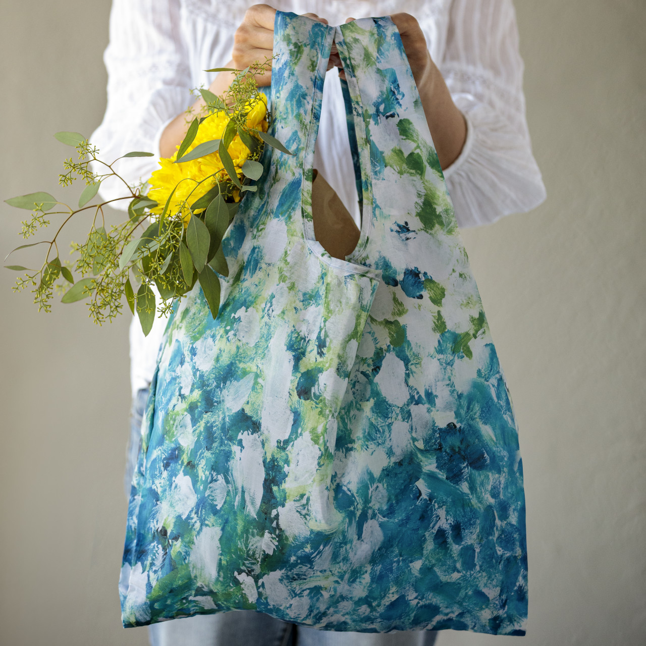 ArtLifting Tote-White Flowers thumbnail