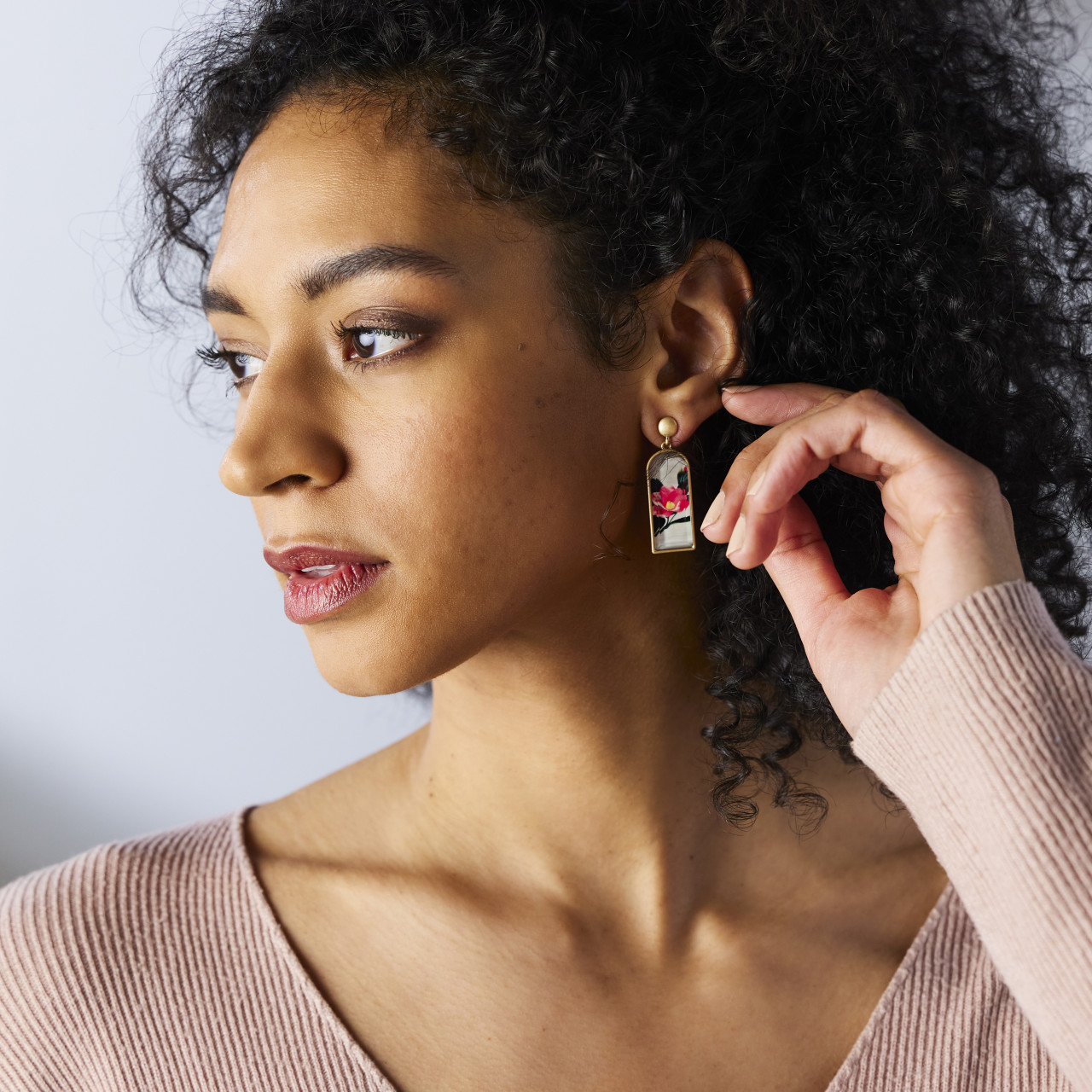 ArtLifting Earrings - Camellia Tsubaki thumbnail