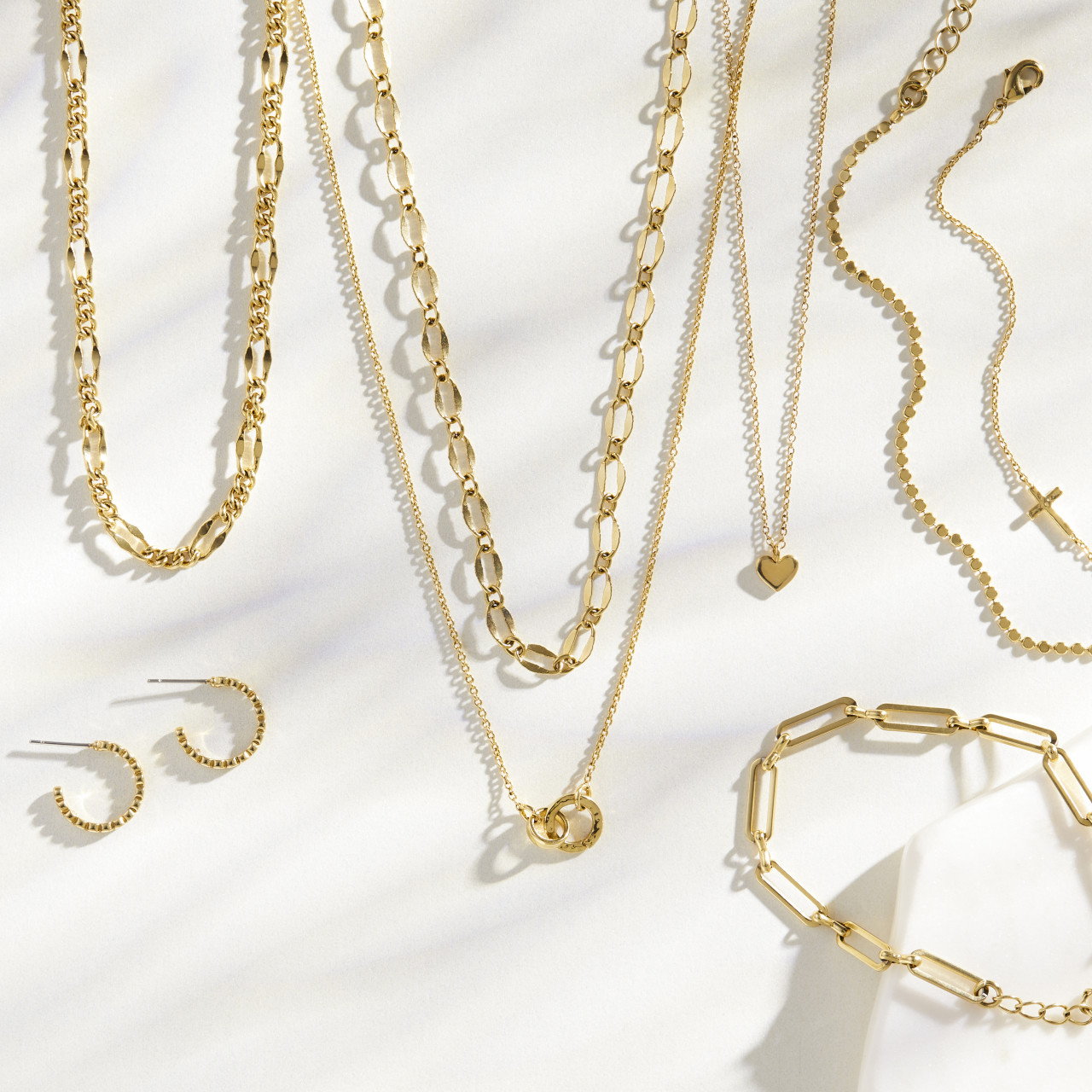 Gold Interlocking Necklace 16in thumbnail