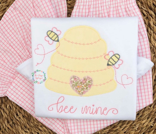 Beehive with heart zig zag applique Beehive with heart zig zag applique