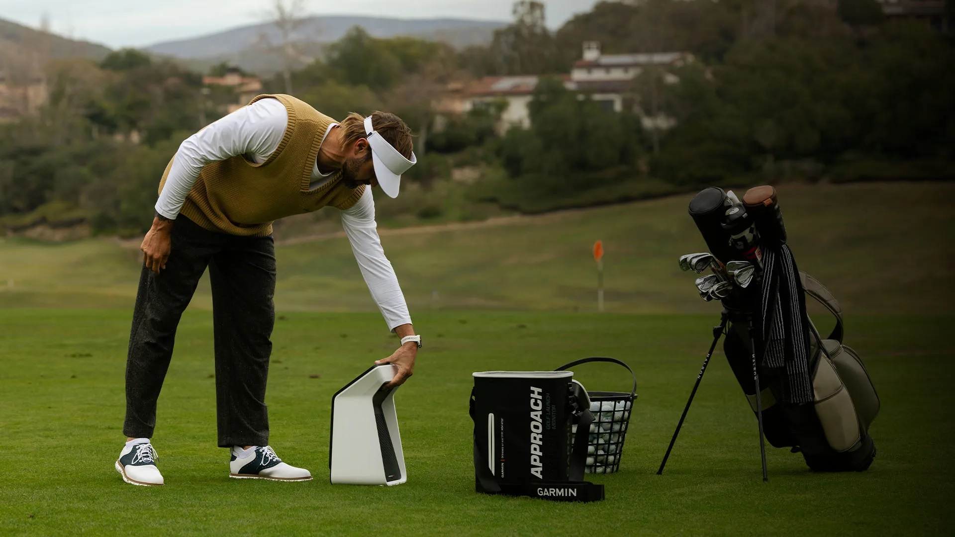 EASILY MOVE BETWEEN YOUR HOME SETUP AND THE DRIVING RANGE WITH AN INCLUDED CARRYING CASE