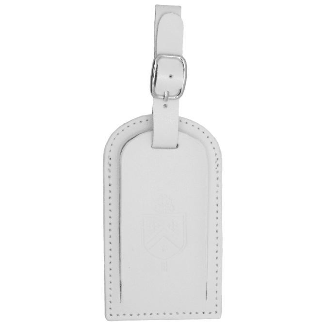 A white luggage tag made of leather, featuring a strap and a discreet logo.