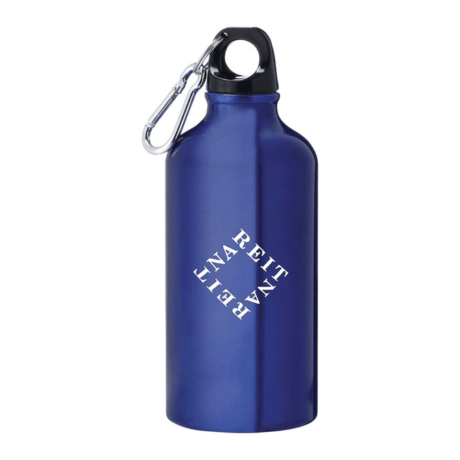 A drink bottle in dark blue aluminium with a carabiner and a logo on the side.