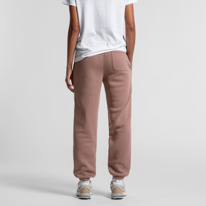 Relax track pants in a soft mauve colour, featuring a single back pocket and elastic cuffs, paired with a casual white top.