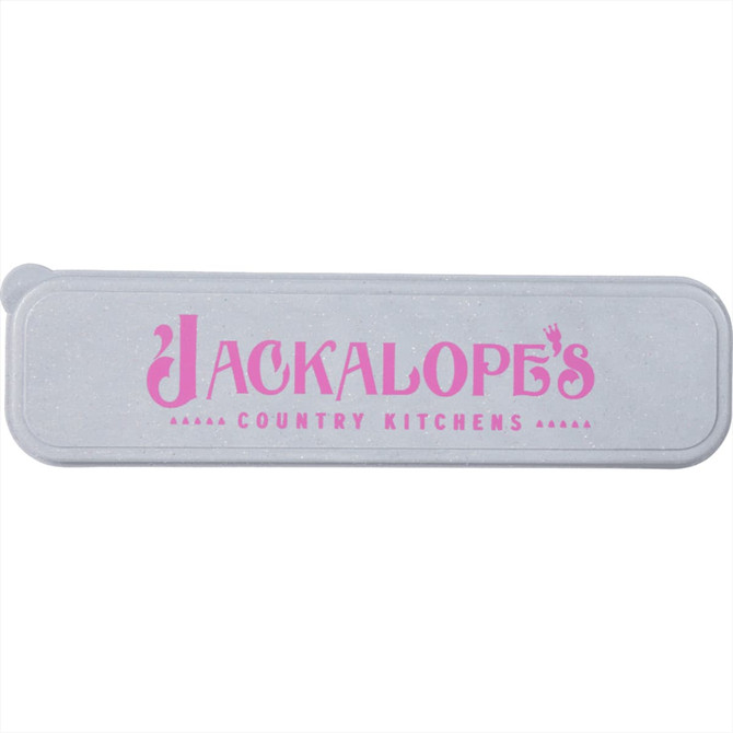 A grey case with pink branding. Contains a bamboo fibre cutlery set for dining.