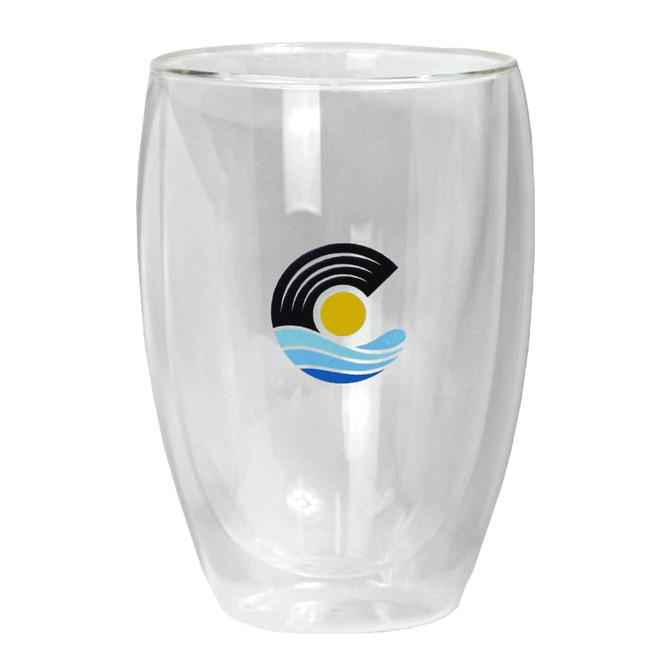 A glass cup with a bamboo lid, featuring a logo, in a transparent design.