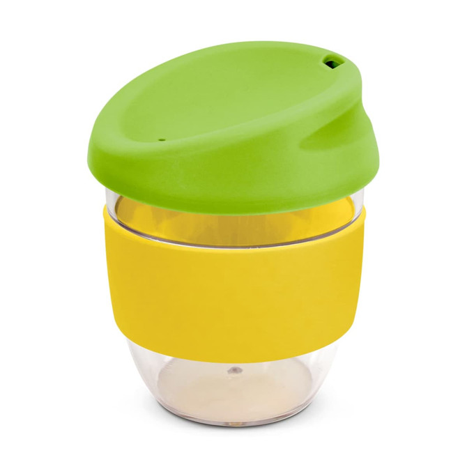 A drink bottle in clear Tritan with a yellow silicone band and a green lid. It features a logo.