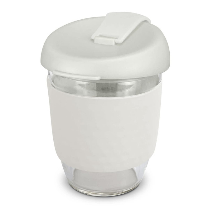 A drink bottle in white borosilicate glass with a matching silicone sleeve and a snap-on lid. Features a logo.